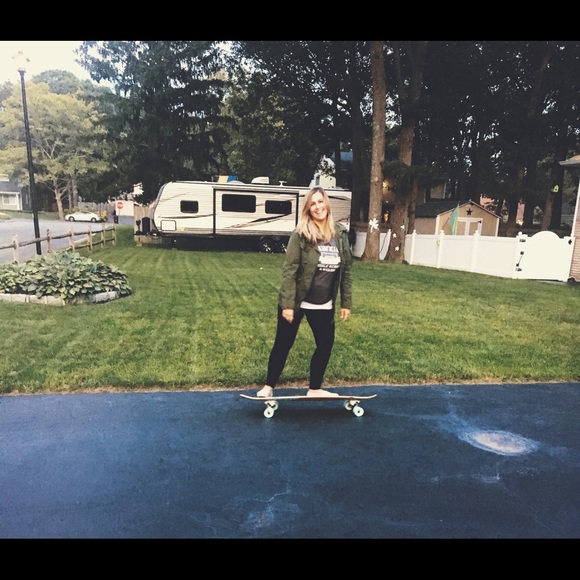 Meet your Posher, Claudia - Picture 1 of 1